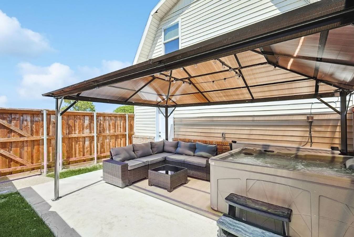 Peaceful 2Br 1B Holiday Guest House with Hot Tub in Denton, Denton County