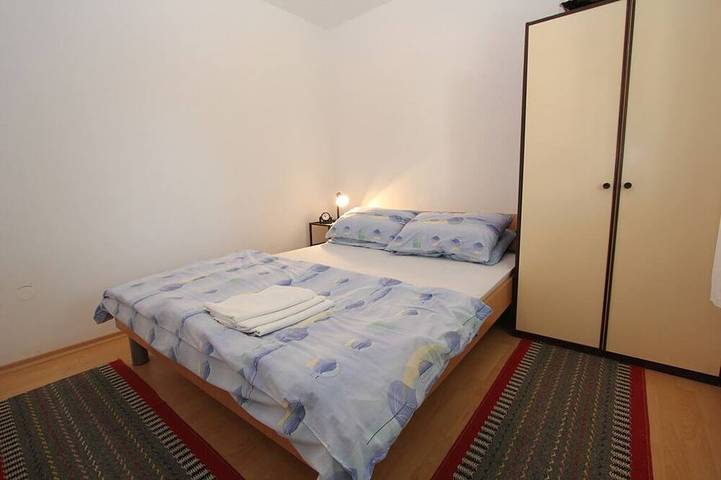 Ganze Wohnung, Preiswerte Ferienwohnung in Medulin mit Küche, Bad, Klima, Terrasse, Garten mit Grill und nur 1 km bis zum Sandstrand in Medulin Stadt, Medulin
