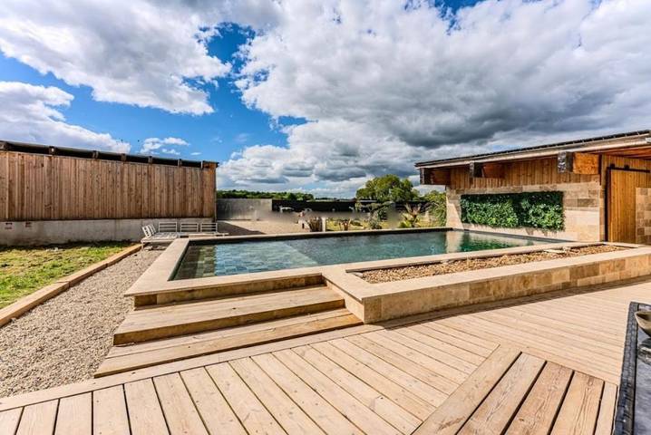 Location de vacances pour 17 personnes, avec Terrasse et Piscine à Saint-Pierre-de-Bat