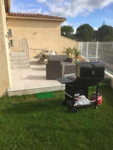 Location de vacances pour 4 personnes, avec vue et jardin à Saint-Julien-les-Rosiers