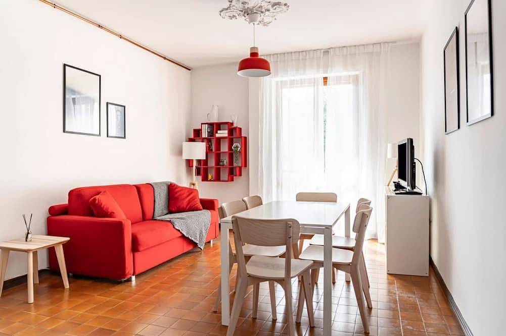 Ganze Wohnung, GuestHost - Gemütliche 80 qm Wohnung im 1. Stock mit Aufzug, ideal für bis zu 6 Personen. In Garda gelegen, mit strategischer Lage: Der Strand ist nur 2 Gehminuten entfernt, das Stadtzentrum kann erreicht werden. in Corno (Garda), Garda