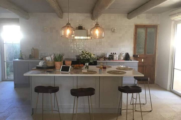 Maison Avec Piscine. Ideal Pour Le Festival D'avignon Et D'orange in Villeneuve-lès-Avignon, Nimes und Umgebung