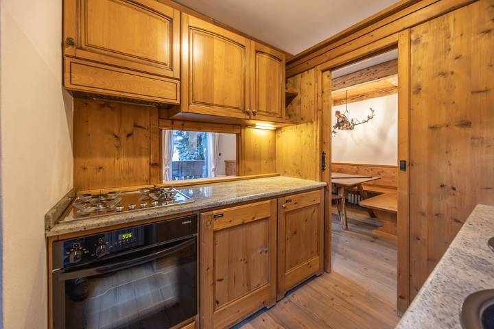 Entire apartment, Casa Ampezzo, in centro con balcone e parcheggio in Cortina d'Ampezzo, Dolomiti Superski