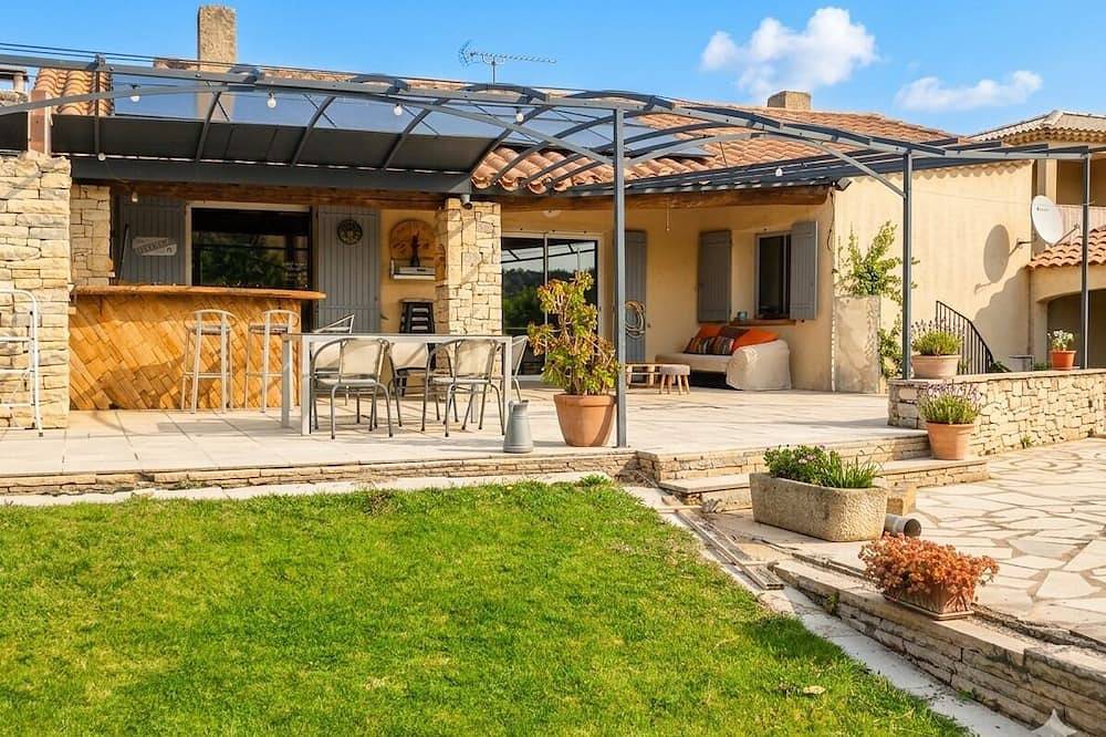 Air-conditioned house with garden and private pool near Avignon and Pont du Gard in Tavel, Region de Nimes