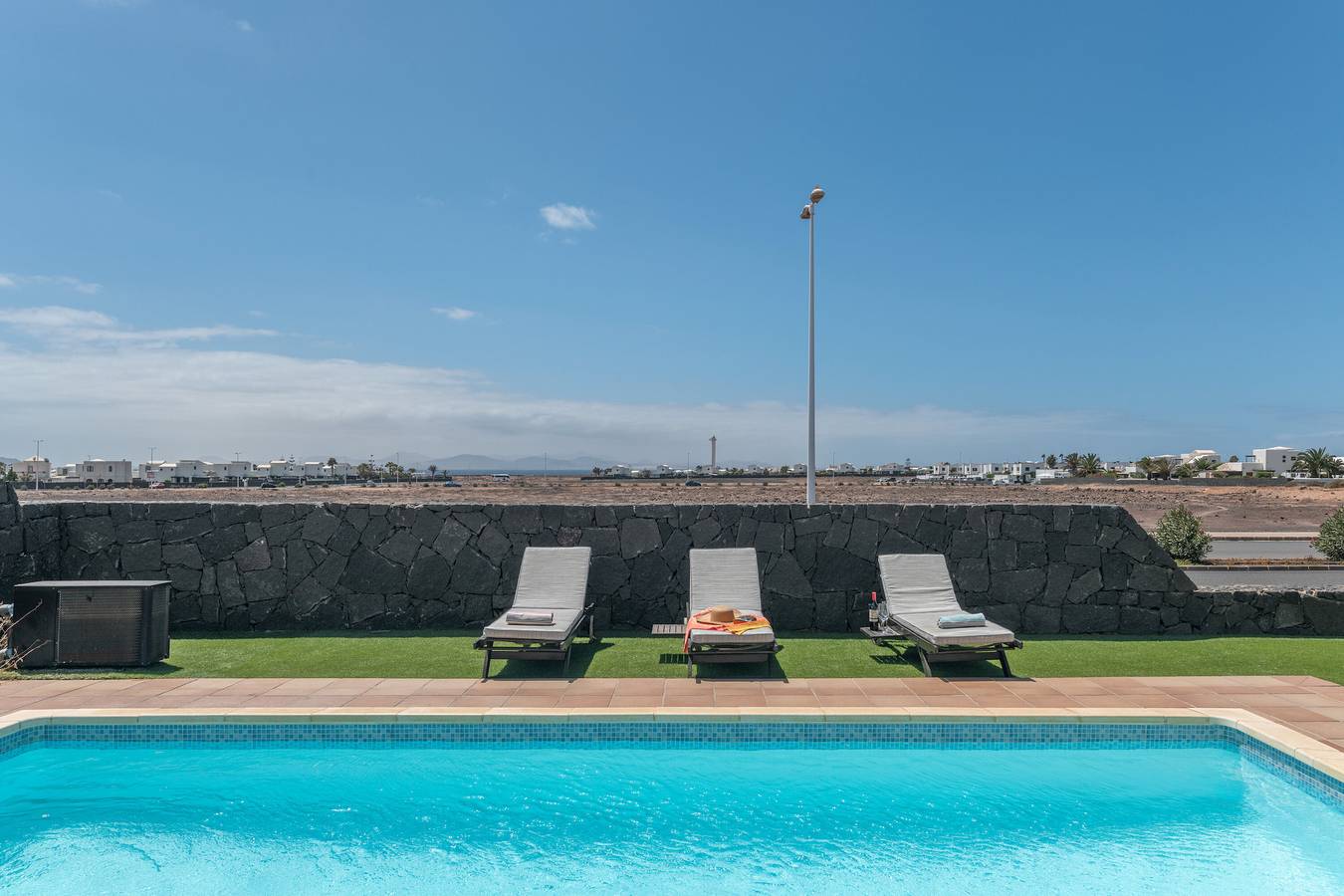 Entire apartment, Villa d'prima linea la goleta con piscina privata riscaldata e la connessione wi-fi gratuita in Montaña Roja, Yaiza