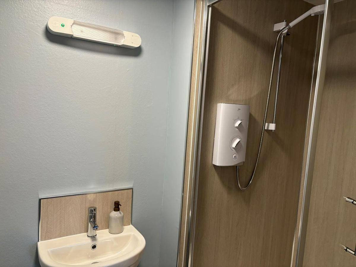 Single Bed in Dormitory Room with Shared Bathroom in Drumnadrochit, Highlands
