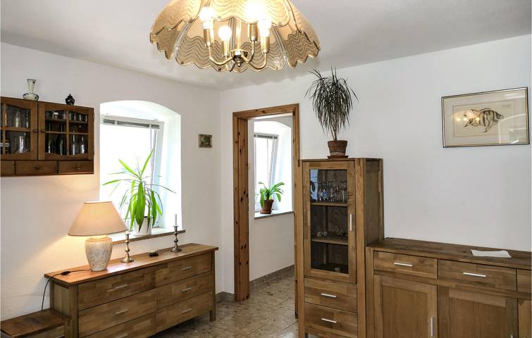 Ganze Ferienwohnung, Charmante Wohnung mit Terrasse, Parkplatz und WiFi, 300m zum Strand in Freiberg, Chemnitz und Umgebung