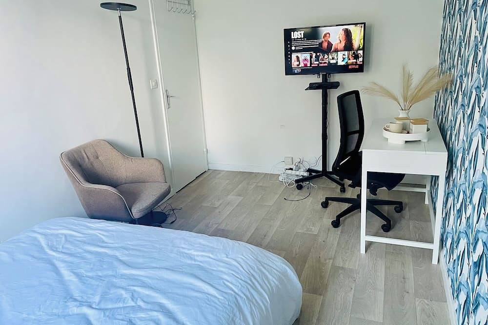 Entire apartment, Cosy, comfortable room close to Charles de Gaulle airport ✨ in Aulnay-sous-Bois, Seine-Saint-Denis
