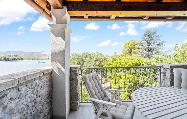 Ganze Ferienwohnung, Modernes Apartment, 2,5 km vom Strand entfernt, mit WLAN, Klimaanlage, Terrasse und Parkplatz in Žaborić, Šibenik-Knin