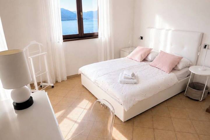 Cà Sulà, large detached house with garden and beautiful lake view in Campagnano (Lago Maggiore), Maccagno con Pino e Veddasca