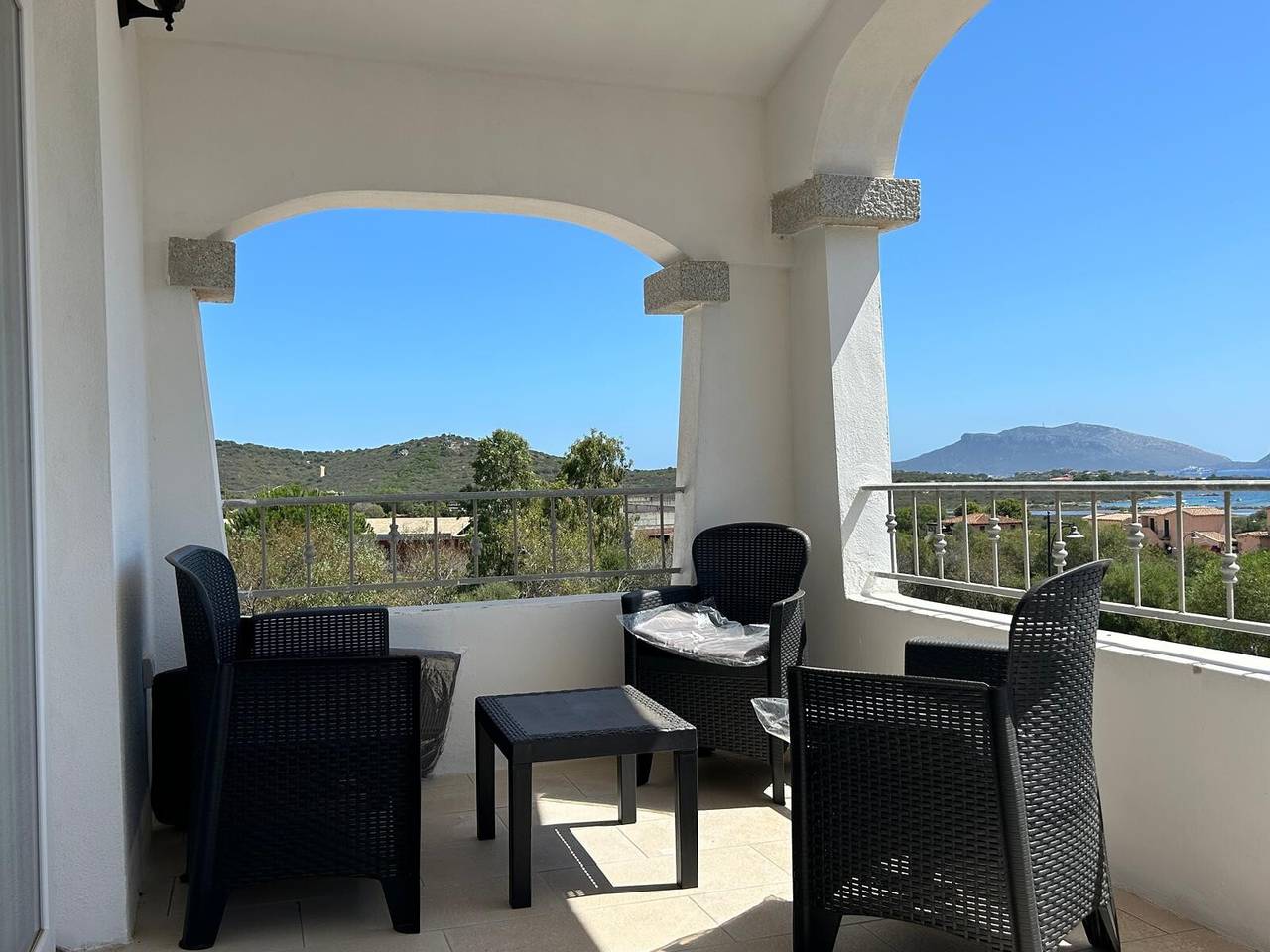 Ganze Wohnung, Ferienwohnung 'Trilocale' mit Meerblick, privater Terrasse und Klimaanlage in Pittulongu, Costa Smeralda