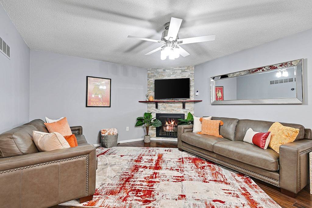 ☼Peloton Bike+Tread☼Fenced Outdoor Space☼Deck+Grill☼Luxury Beds☼ in Overland Park, Kansas