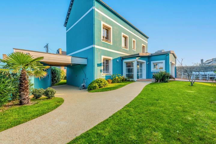 Villa for 13 people, with garden, child-friendly in Bretagne