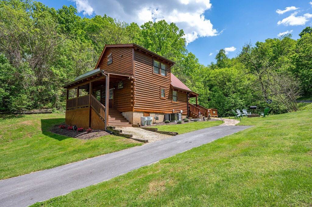 Cozy Log Cabin-Hot Tub-Fire-Pit-Pond-Clean-Dollywood-Soaky Water Park-Dollywood in Sevierville, Sevier County