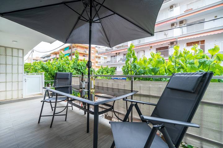 Apartamento entero, Apartamento 'Petit Salou' con balcón, Wi-Fi y aire acondicionado in Platja de Ponent (Salou), Salou