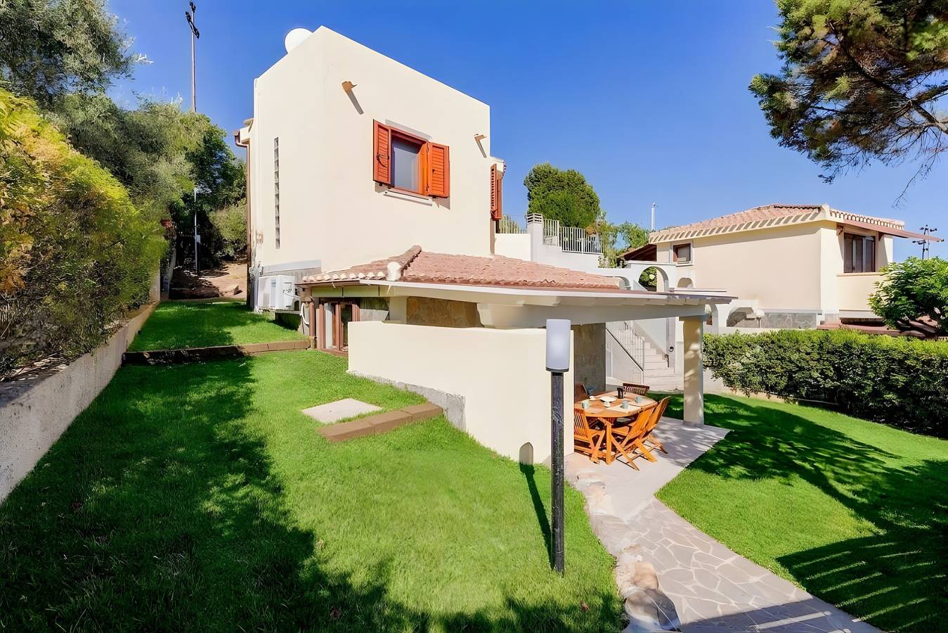 Villa Le Pavoncelle Home Holiday with Private Garden, Wi-Fi, and Air Conditioning