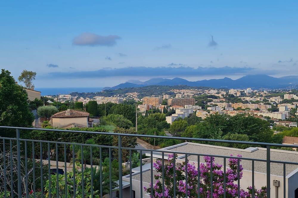 Entire apartment, Villa Appartment 100m², Mougins, incredible view, superb indoor pool in Mougins, Cannes region