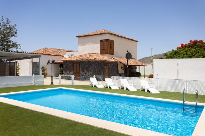 Typical Canarian villa with privat pool and free Wifi in La Postura, Adeje
