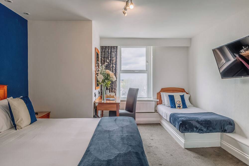 Historic Seaside Room with Breathtaking Views & Central Location in Westcliff-on-Sea, Southend-on-Sea