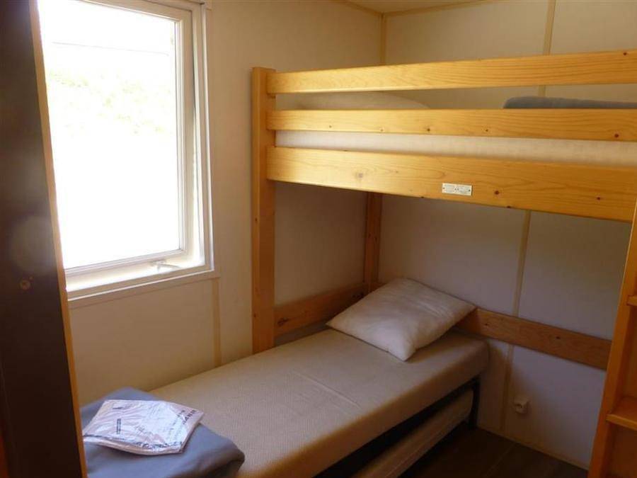 Flower Camping Les Terrasses de Dordogne - Mobilhome 5 personas - Mobil-home Chêne Confort 23m² (2 habitaciones) - Terraza cubierta 10m² - Domingo/Domingo 5 pers in Rouffignac-Saint-Cernin-de-Reilhac, Périgord Noir