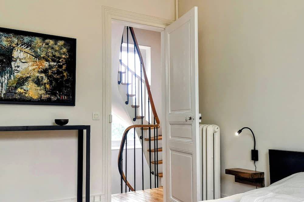 Charming century-old millstone house. Versailles 15 minutes away, Paris 30 minutes. in Viroflay, Yvelines