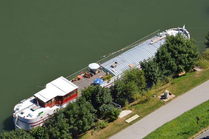 Péniche pour 8 personnes, avec terrasse dans le Doubs