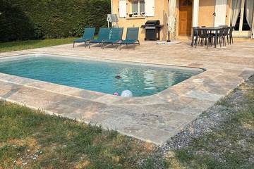 Gîte pour 6 personnes, avec jardin et terrasse, animaux acceptés à Pradons