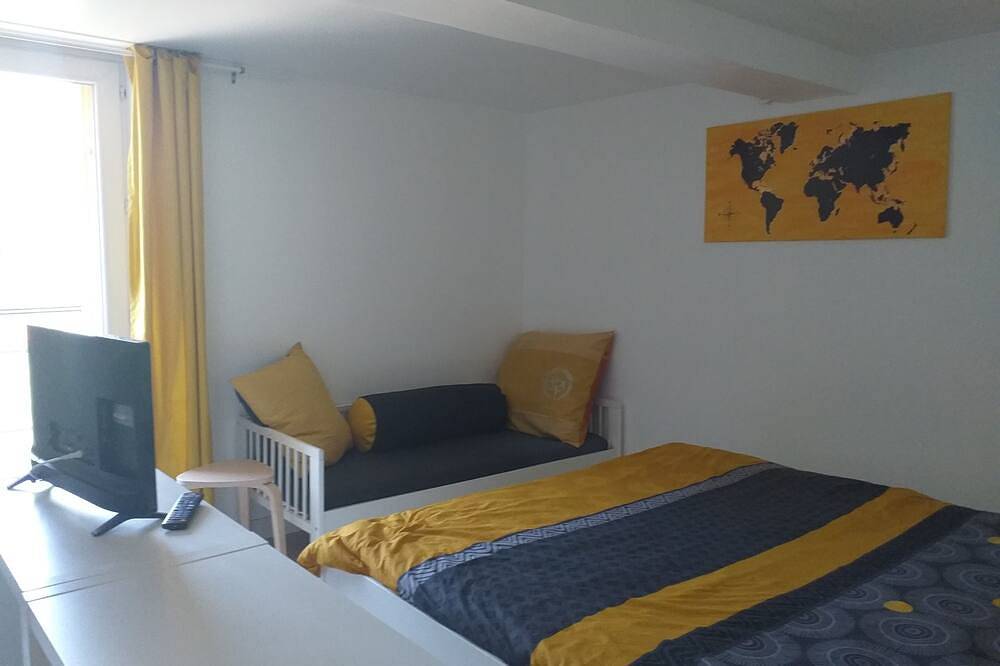 Appartement entier, Joli studio avec jardin, centre de Cuers, face à un parking in Cuers, Côte méditerranéenne (France)