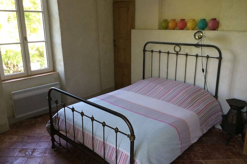 Character building on large wooded grounds with private garden. in Ornaisons, Narbonne region