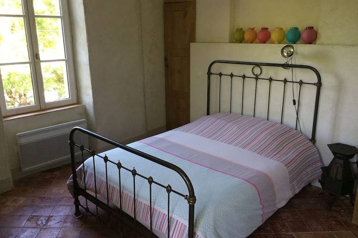 Charaktergebäude auf einem großen bewaldeten Grundstück mit privatem Garten. in Ornaisons, Mittelmeerküste (Frankreich)