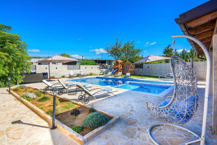 Ferienhaus für 8 Personen, mit Sauna und Pool sowie Garten, kinderfreundlich in Zadar - 2