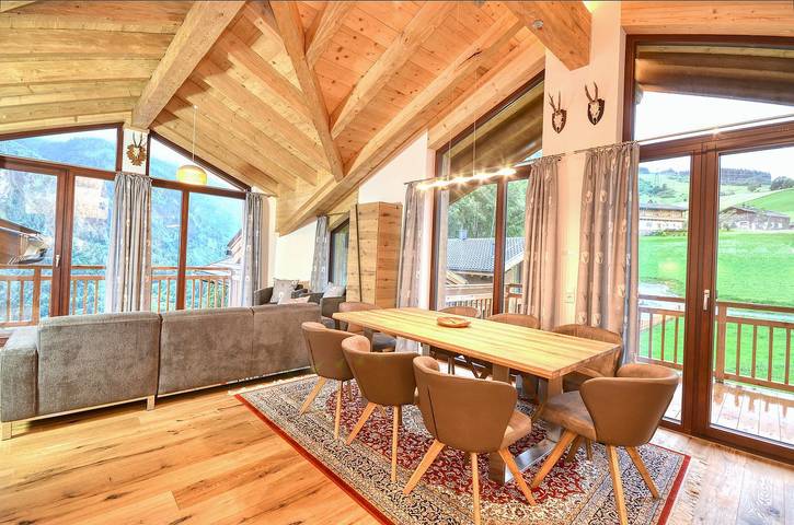 Modern-alpines Chalet mit Sauna, direkt neben der Skipiste! in Hohe Tauern, Kaprun