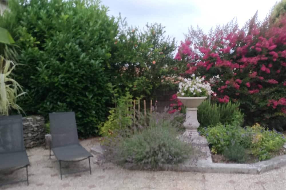 Charming town house in enclosed garden ***, 3 bedrooms, 4 double beds, pets. in Cognac, Charente