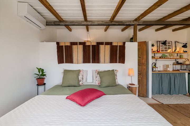 Studio Apartment 'Studiolive At Marina Vale Figueira' with Shared Pool, Wi-Fi and Air Conditioning