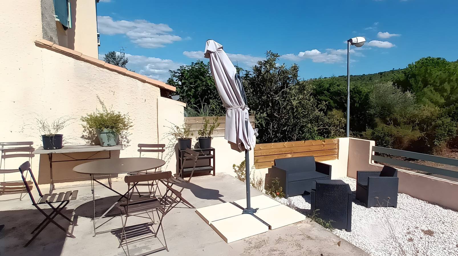 Entire apartment, Gite Les Pénates de Mélilotte with Terrace in Clermont-l'Hérault, Lodève region
