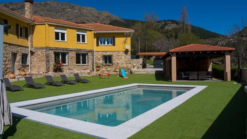 Ferienhaus für 21 Personen, mit Pool und Garten sowie Ausblick, mit Haustier - 1