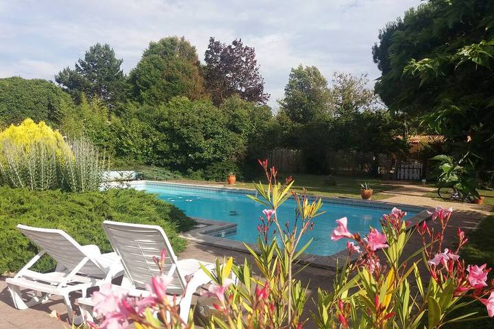 Location de vacances pour 20 personnes, avec Terrasse et Jardin à Saint-Vivien