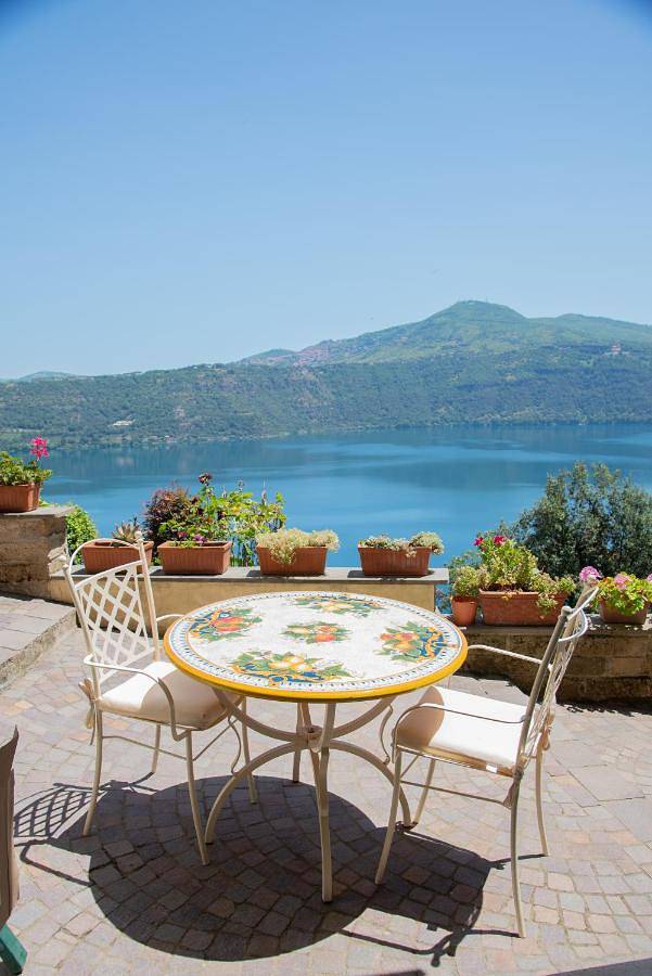 Appartamento per 3 persone, con giardino e panorama nonché vista lago in Castel Gandolfo