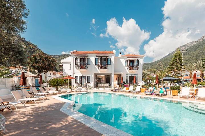 Alojamiento y desayuno para 2 personas, con vistas además de piscina y jardín - 1