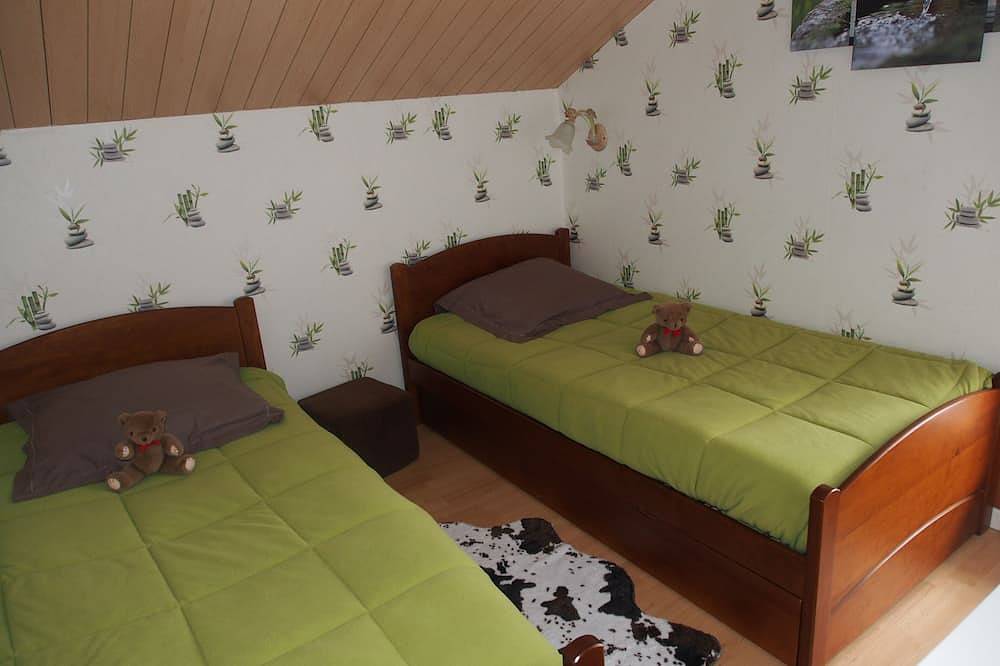 Chalet ***  bord du lac barque, piscine, animaux, lits faits, jardin clos, calme in Saint-Gérons, Région d'Aurillac