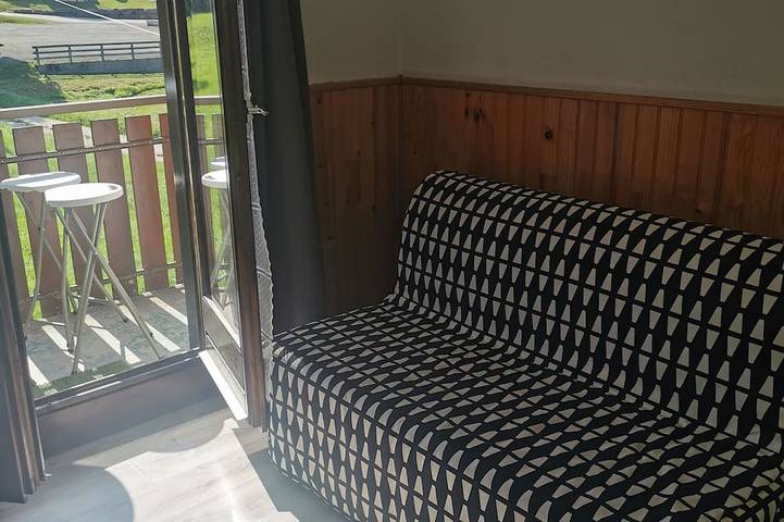 Appartement entier, Charmant appartement de montagne avec balcon. in Mijoux, Parc naturel régional du Haut-Jura