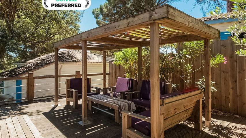 Chalet pour 5 personnes, avec terrasse ainsi que jardin et piscine, animaux acceptés à Gassin