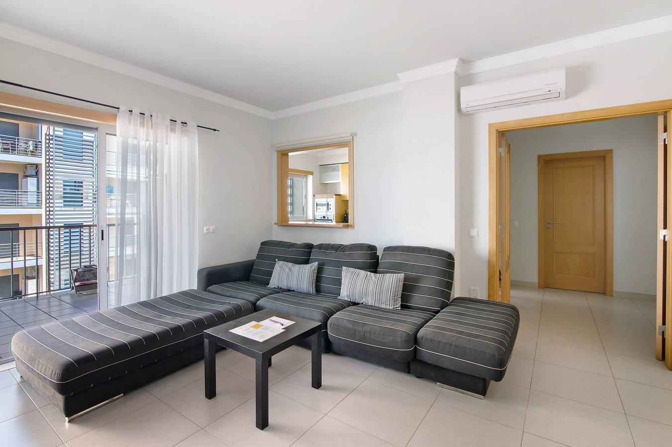 Apartamento inteiro, Apartamento 'Apartamento Armação De Pera' com Piscina Partilhada, Wi-Fi e Ar Condicionado in Armação de Pêra, Distrito de Faro