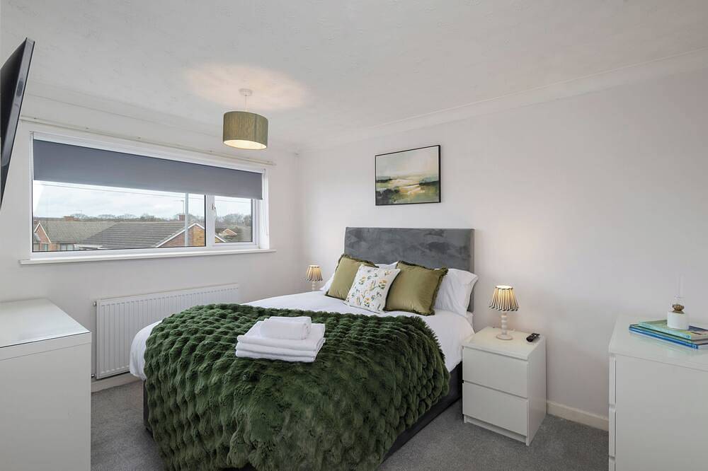 Spacious 4Br  Detached House, Parking, Fast Wifi, Garden Ideal for Contractors in Colchester, Essex