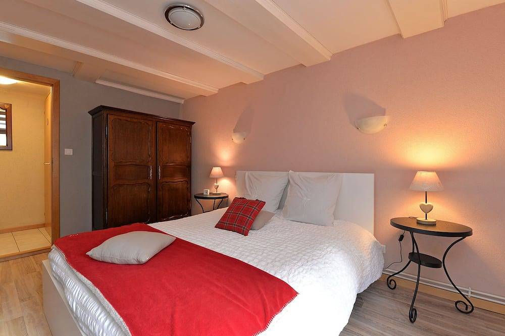 Entire apartment, Gite Edelweiss with terrace and parking in the heart of Eguisheim, 10km from Colmar in Eguisheim, Parc naturel régional des Ballons des Vosges