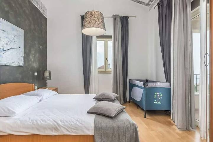 Quiet and beautiful house with amazing sea view and outside kitchen by the pool in Raša, Côte Est de l'Istrie