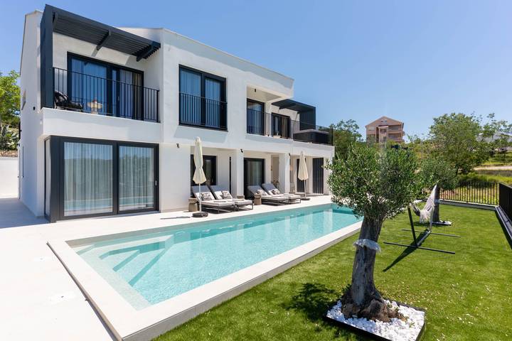 Villa für 8 Personen, mit Balkon und Terrasse sowie Garten und Pool auf Rab