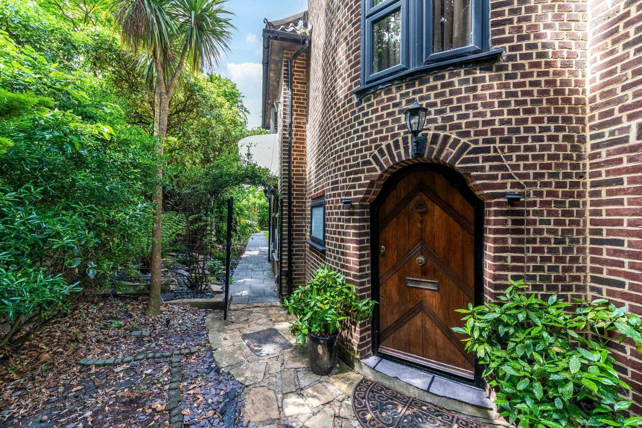 Gatsby Villa London with Garden & Hot Tub in Bromley, London