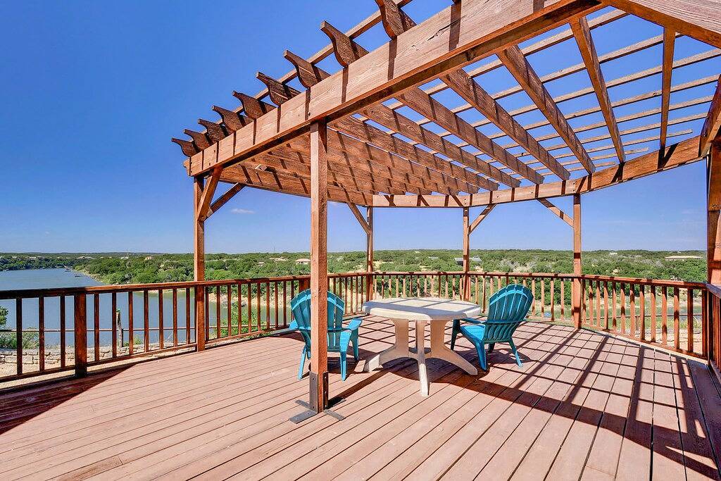 Regal riverfront home with 2 cabins - 2 miles to marina in Lake Travis