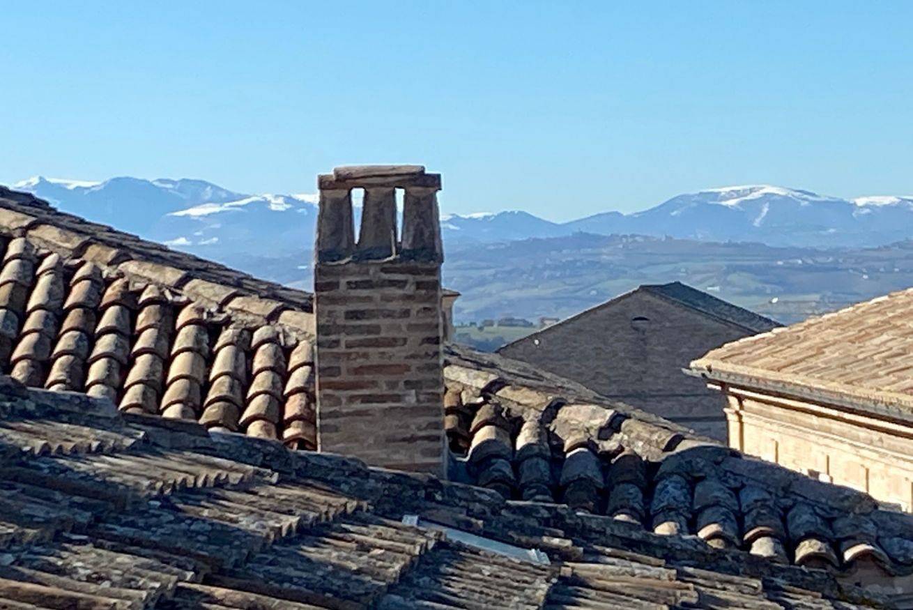 Appartement entier, Altana, elegant penthouse and super terrace: inside history. 7 km from beautiful sea beaches.      in Fermo (Village), Fermo